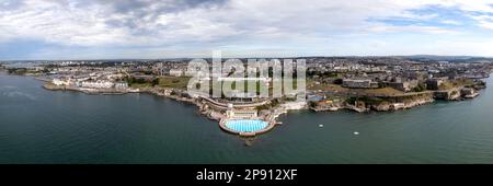 Plymouth Hoe, Smeaton's Tower & TInside Lido, Plymouth, Devon Foto panoramica aerea Foto Stock