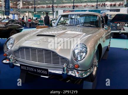 Una bella Aston Martin DB5, completamente restaurata, sullo stand Hilton e Moss, al London Classic Car Show 2023, Olympia Foto Stock