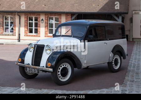 Epernay, Francia - Luglio 23 2020: La Renault Juvaquatre è un'automobile del costruttore francese Renault, commercializzato tra il 1937 e il 1960. Questo v Foto Stock