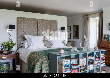 Seta sara verde con figure di vetro su scaffali costruiti su misura in casa Cotswolds di recente costruzione Foto Stock