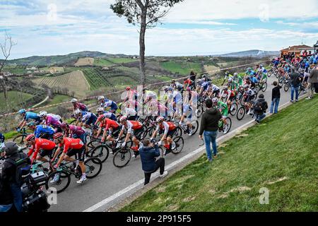 L'immagine mostra l'inizio della tappa 5 della gara ciclistica Tirreno-Adriatico, a 165,6 km da Morro d'Oro a Fonte Landina, in Italia, venerdì 10 marzo 2023. La tappa era originariamente prevista per terminare 2,4 chilometri di arrampicata più in alto a Sarnano-Sassotetto, ma a causa del forte vento gli ultimi chilometri di arrampicata sono stati tagliati. FOTO DI BELGA DIRK WAEM Foto Stock