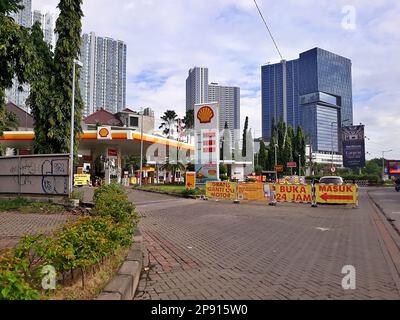 stazione di rifornimento shell. shell è un marchio noto a livello internazionale che fornisce carburante e olio lubrificante Foto Stock