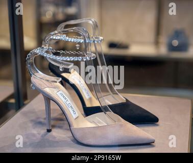 Scarpe Jimmy Choo in vendita in vetrina, Venezia, Italia Foto Stock