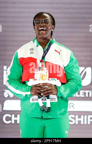 Istanbul, Turchia, 4 marzo 2023. Auriol Dongmo del Portogallo reagisce durante la cerimonia di medaglia di Shot Put Women durante i Campionati europei di Atletica 2023 - Day 2 presso l'Atakoy Arena di Istanbul, Turchia. Marzo 4, 2023. Credito: Nikola Krstic/Alamy Foto Stock