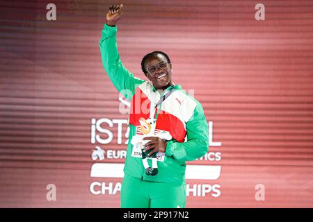 Istanbul, Turchia, 4 marzo 2023. Auriol Dongmo del Portogallo reagisce durante la cerimonia di medaglia di Shot Put Women durante i Campionati europei di Atletica 2023 - Day 2 presso l'Atakoy Arena di Istanbul, Turchia. Marzo 4, 2023. Credito: Nikola Krstic/Alamy Foto Stock