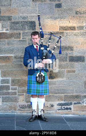 Edimburgo, Scozia - 02 2006 novembre: Un bagpiper che bussava con il bagpipe delle grandi Highland sulla strada a Edimburgo, Scozia. Foto Stock