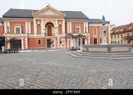 Il teatro Klaipeda Drama si trova nella piazza del teatro. Neoclassico costruito nel 1857. Fu da questo edificio che Adolf Hitler proclamò gli Anschluss nel 1939 Foto Stock