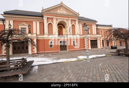Il teatro Klaipeda Drama si trova nella piazza del teatro. Neoclassico costruito nel 1857. Fu da questo edificio che Adolf Hitler proclamò gli Anschluss nel 1939. Foto Stock