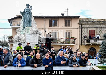 L'immagine mostra l'inizio della tappa 5 della gara ciclistica Tirreno-Adriatico, a 165,6 km da Morro d'Oro a Fonte Landina, in Italia, venerdì 10 marzo 2023. La tappa era originariamente prevista per terminare 2,4 chilometri di arrampicata più in alto a Sarnano-Sassotetto, ma a causa del forte vento gli ultimi chilometri di arrampicata sono stati tagliati. FOTO DI BELGA DIRK WAEM Foto Stock