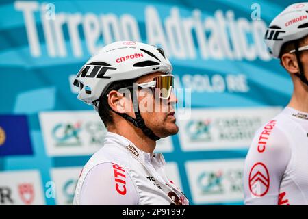 Il belga Greg Van Avermaet del AG2R Citroen ha illustrato al via della tappa 5 della gara ciclistica Tirreno-Adriatico, a 165,6 km da Morro d'Oro a Fonte Landina, in Italia, venerdì 10 marzo 2023. La tappa era originariamente prevista per terminare 2,4 chilometri di arrampicata più in alto a Sarnano-Sassotetto, ma a causa del forte vento gli ultimi chilometri di arrampicata sono stati tagliati. FOTO DI BELGA DIRK WAEM Foto Stock