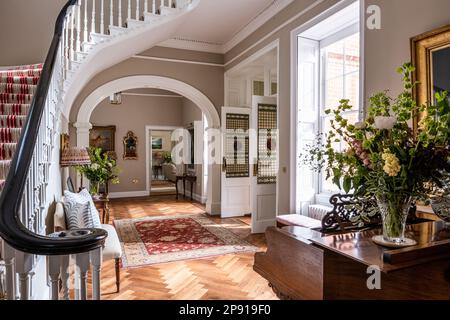 Scala con pianoforte a coda in ingresso ristrutturato del 18th ° secolo grado II elencati Suffolk Country House, Regno Unito Foto Stock