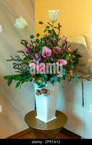 natura, piante, fiori, mazzo di fiori, bouquet di compleanno in vaso di fiori, tulipani, clematis, rose, calla, Rosa quaresimale, Anemone, ramoscelli di magnolia Foto Stock