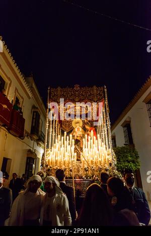 Arahal. Siviglia. Spagna. 15th aprile 2022. Processione del pallio della fraternità di la Esperanza; da Arahal (Siviglia), durante il Venerdì Santo Foto Stock