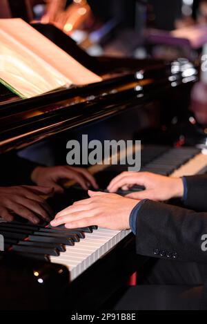 Pianista maschio. Mani e tasti piano in primo piano. Foto Stock