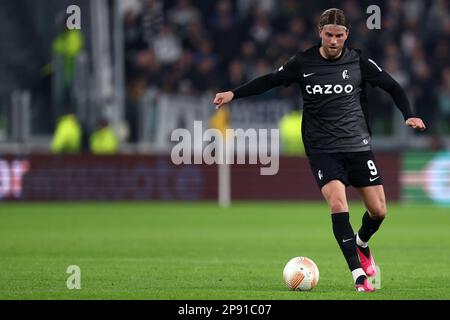 Lucas Holer di SC Freiburg controlla la palla durante il round della UEFA Europa League di 16 partita della prima gamba tra Juventus FC e SC Freiburg allo stadio Allianz il 9 2023 marzo a Torino. Foto Stock