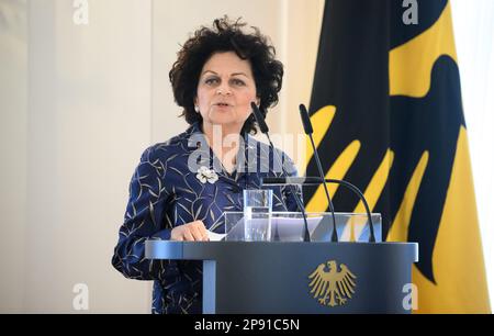 Berlino, Germania. 10th Mar, 2023. Sonja Lahnstein, Presidente degli amici tedeschi dell'Università di Haifa, interviene in occasione di un ricevimento congiunto organizzato dal Presidente tedesco e dagli amici tedeschi dell'Università di Haifa a Palazzo Bellevue per celebrare il 50th° anniversario della fondazione dell'Università israeliana. Con più di 18.000 studenti, l'Università di Haifa è la terza più grande università di Israele. Ebrei e non-ebrei studiano insieme in un'atmosfera di tolleranza e rispetto reciproco. Credit: Bernd von Jutrczenka/dpa/Alamy Live News Foto Stock