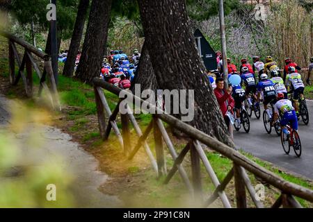 L'immagine mostra l'inizio della tappa 5 della gara ciclistica Tirreno-Adriatico, a 165,6 km da Morro d'Oro a Fonte Landina, in Italia, venerdì 10 marzo 2023. La tappa era originariamente prevista per terminare 2,4 chilometri di arrampicata più in alto a Sarnano-Sassotetto, ma a causa del forte vento gli ultimi chilometri di arrampicata sono stati tagliati. FOTO DI BELGA DIRK WAEM Foto Stock