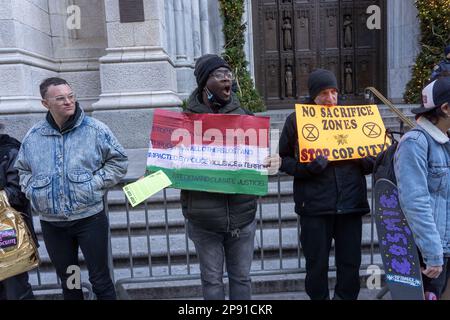 9 marzo 2023, New York, EUA: (NUOVI) attivisti a NYC dimostrano contro il centro di addestramento della polizia ''Cop City'' di Atlanta. Marzo 09, 2023. New York, USA: Gli attivisti che detengono un cartello e striscioni protestano contro la proposta Cop City che viene costruita in una foresta di Atlanta il 09 marzo 2023 a New York City. COP City, una vasta struttura di addestramento della polizia in costruzione in cima alla zona forestale di Atlanta, Georgia, è diventata un punto focale di dimostrazioni contro lo sviluppo in una delle foreste più incontaminate dello stato. Il centro di formazione da $90 milioni di dollari è stato progettato per addestrare la polizia nelle ur militarizzate Foto Stock