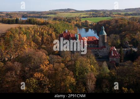 Veduta aerea del Castello di Czocha situato sul Lago di Lesnia, vicino al fiume Kwisa, in quella che è ora la parte polacca dell'alta Lusazia (in polacco: Łużyce Górne) Foto Stock