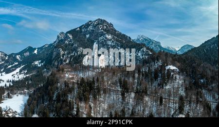 Vista aerea del castello di Neuschwanstein o dello Schloss Neuschwanstein in una giornata invernale Foto Stock