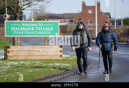 Tim Edwards (a sinistra), il padre dell'assassinato Elle Edwards, con il comico John May nel villaggio di Halebank, Merseyside, A piedi da Land's End a John o'Groats per aumentare la consapevolezza per il programma Weapons Down Guoves Up - un'iniziativa di pugilato volta a portare i giovani fuori strada e in occupazione. Il comico, che ha iniziato alla fine di Land il 26 gennaio, è stato affiancato da MR Edwards a Worcester, e la coppia completerà il viaggio insieme. Data immagine: Venerdì 10 marzo 2023. Foto Stock