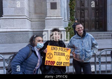 9 marzo 2023, New York, EUA: (NUOVI) attivisti a NYC dimostrano contro il centro di addestramento della polizia ''Cop City'' di Atlanta. Marzo 09, 2023. New York, USA: Gli attivisti che detengono un cartello e striscioni protestano contro la proposta Cop City che viene costruita in una foresta di Atlanta il 09 marzo 2023 a New York City. COP City, una vasta struttura di addestramento della polizia in costruzione in cima alla zona forestale di Atlanta, Georgia, è diventata un punto focale di dimostrazioni contro lo sviluppo in una delle foreste più incontaminate dello stato. Il centro di formazione da $90 milioni di dollari è stato progettato per addestrare la polizia nelle ur militarizzate Foto Stock