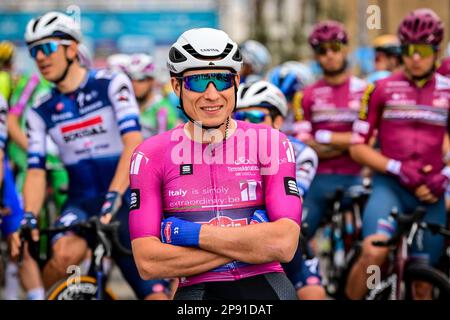 Il belga Jasper Philipsen di Alpecin-Deceuninck ha illustrato al via della tappa 5 della gara ciclistica Tirreno-Adriatico, a 165,6 km da Morro d'Oro a Fonte Landina, in Italia, venerdì 10 marzo 2023. La tappa era originariamente prevista per terminare 2,4 chilometri di arrampicata più in alto a Sarnano-Sassotetto, ma a causa del forte vento gli ultimi chilometri di arrampicata sono stati tagliati. FOTO DI BELGA DIRK WAEM Foto Stock