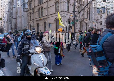 9 marzo 2023, New York, EUA: (NUOVI) attivisti a NYC dimostrano contro il centro di addestramento della polizia ''Cop City'' di Atlanta. Marzo 09, 2023. New York, USA: Gli attivisti che detengono un cartello e striscioni protestano contro la proposta Cop City che viene costruita in una foresta di Atlanta il 09 marzo 2023 a New York City. COP City, una vasta struttura di addestramento della polizia in costruzione in cima alla zona forestale di Atlanta, Georgia, è diventata un punto focale di dimostrazioni contro lo sviluppo in una delle foreste più incontaminate dello stato. Il centro di formazione da $90 milioni di dollari è stato progettato per addestrare la polizia nelle ur militarizzate Foto Stock