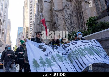 9 marzo 2023, New York, EUA: (NUOVI) attivisti a NYC dimostrano contro il centro di addestramento della polizia ''Cop City'' di Atlanta. Marzo 09, 2023. New York, USA: Gli attivisti che detengono un cartello e striscioni protestano contro la proposta Cop City che viene costruita in una foresta di Atlanta il 09 marzo 2023 a New York City. COP City, una vasta struttura di addestramento della polizia in costruzione in cima alla zona forestale di Atlanta, Georgia, è diventata un punto focale di dimostrazioni contro lo sviluppo in una delle foreste più incontaminate dello stato. Il centro di formazione da $90 milioni di dollari è stato progettato per addestrare la polizia nelle ur militarizzate Foto Stock