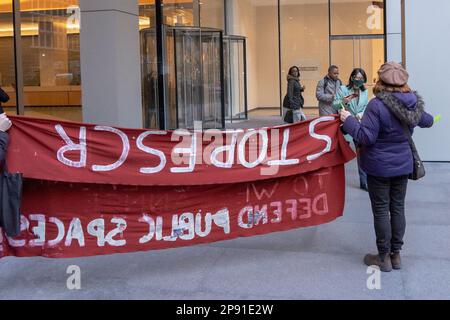 9 marzo 2023, New York, EUA: (NUOVI) attivisti a NYC dimostrano contro il centro di addestramento della polizia ''Cop City'' di Atlanta. Marzo 09, 2023. New York, USA: Gli attivisti che detengono un cartello e striscioni protestano contro la proposta Cop City che viene costruita in una foresta di Atlanta il 09 marzo 2023 a New York City. COP City, una vasta struttura di addestramento della polizia in costruzione in cima alla zona forestale di Atlanta, Georgia, è diventata un punto focale di dimostrazioni contro lo sviluppo in una delle foreste più incontaminate dello stato. Il centro di formazione da $90 milioni di dollari è stato progettato per addestrare la polizia nelle ur militarizzate Foto Stock