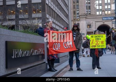 9 marzo 2023, New York, EUA: (NUOVI) attivisti a NYC dimostrano contro il centro di addestramento della polizia ''Cop City'' di Atlanta. Marzo 09, 2023. New York, USA: Gli attivisti che detengono un cartello e striscioni protestano contro la proposta Cop City che viene costruita in una foresta di Atlanta il 09 marzo 2023 a New York City. COP City, una vasta struttura di addestramento della polizia in costruzione in cima alla zona forestale di Atlanta, Georgia, è diventata un punto focale di dimostrazioni contro lo sviluppo in una delle foreste più incontaminate dello stato. Il centro di formazione da $90 milioni di dollari è stato progettato per addestrare la polizia nelle ur militarizzate Foto Stock