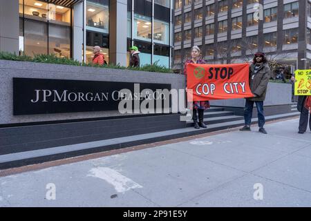 9 marzo 2023, New York, EUA: (NUOVI) attivisti a NYC dimostrano contro il centro di addestramento della polizia ''Cop City'' di Atlanta. Marzo 09, 2023. New York, USA: Gli attivisti che detengono un cartello e striscioni protestano contro la proposta Cop City che viene costruita in una foresta di Atlanta il 09 marzo 2023 a New York City. COP City, una vasta struttura di addestramento della polizia in costruzione in cima alla zona forestale di Atlanta, Georgia, è diventata un punto focale di dimostrazioni contro lo sviluppo in una delle foreste più incontaminate dello stato. Il centro di formazione da $90 milioni di dollari è stato progettato per addestrare la polizia nelle ur militarizzate Foto Stock