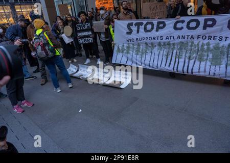 9 marzo 2023, New York, EUA: (NUOVI) attivisti a NYC dimostrano contro il centro di addestramento della polizia ''Cop City'' di Atlanta. Marzo 09, 2023. New York, USA: Gli attivisti che detengono un cartello e striscioni protestano contro la proposta Cop City che viene costruita in una foresta di Atlanta il 09 marzo 2023 a New York City. COP City, una vasta struttura di addestramento della polizia in costruzione in cima alla zona forestale di Atlanta, Georgia, è diventata un punto focale di dimostrazioni contro lo sviluppo in una delle foreste più incontaminate dello stato. Il centro di formazione da $90 milioni di dollari è stato progettato per addestrare la polizia nelle ur militarizzate Foto Stock