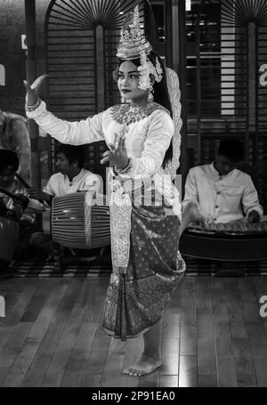 Una danzatrice tradizionale Khmer in Cambogia si esibisce su una nave da crociera fluviale ormeggiata nella capitale Phnom Penh. Foto Stock