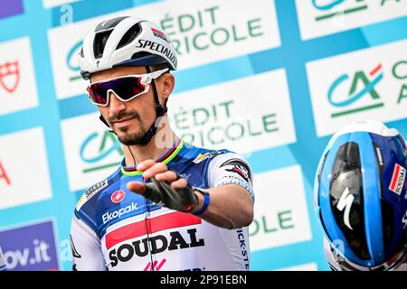 Alaphilippe Giuliano francese di Soudal Quick-Step nella foto al via della tappa 5 della gara ciclistica Tirreno-Adriatico, a 165,6 km da Morro d'Oro a Fonte Landina, in Italia, venerdì 10 marzo 2023. La tappa era originariamente prevista per terminare 2,4 chilometri di arrampicata più in alto a Sarnano-Sassotetto, ma a causa del forte vento gli ultimi chilometri di arrampicata sono stati tagliati. FOTO DI BELGA DIRK WAEM Foto Stock