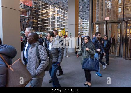 9 marzo 2023, New York, EUA: (NUOVI) attivisti a NYC dimostrano contro il centro di addestramento della polizia ''Cop City'' di Atlanta. Marzo 09, 2023. New York, USA: Gli attivisti che detengono un cartello e striscioni protestano contro la proposta Cop City che viene costruita in una foresta di Atlanta il 09 marzo 2023 a New York City. COP City, una vasta struttura di addestramento della polizia in costruzione in cima alla zona forestale di Atlanta, Georgia, è diventata un punto focale di dimostrazioni contro lo sviluppo in una delle foreste più incontaminate dello stato. Il centro di formazione da $90 milioni di dollari è stato progettato per addestrare la polizia nelle ur militarizzate Foto Stock