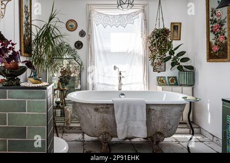 Oasi del bagno con piastrelle verdi della metropolitana e vasca da bagno smaltata. 19th ° secolo casa costiera, Herne Bay, Kent, Regno Unito Foto Stock