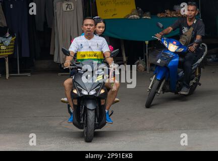 SAMUT PRAKAN, THAILANDIA, 17 2023 FEBBRAIO, Un uomo con una ragazza cavalca una moto. Foto Stock