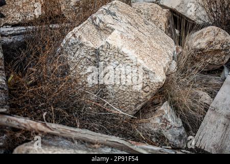 Nell'area mineraria, utilizzata fin dall'epoca romana, si trovano ancora oggi tracce del periodo. Le cave di Iscehisar (antica Dokimeion) nella Frigia centrale erano una delle principali fonti di marmo bianco e di marmo dalle striature viola chiamato pavonazzetto. Le cave erano controllate dallo stato romano, ma questo non significa che tutto il marmo qui arraiato fosse controllato imperialmente. Il marmo bianco di queste cave era prevalentemente utilizzato per sarcofagi e statuaria a livello locale, anche se questi oggetti venivano talvolta esportati. Il pavonazzetto quarred a Iscehisar, tuttavia, era ampiamente exportte Foto Stock