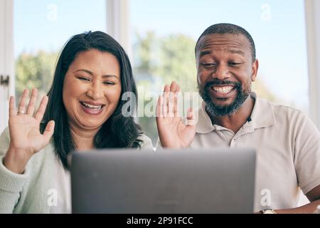 Coppia matura in videochiamata per il networking domestico, la conversazione internazionale e parlare con le persone online. Comunicazione virtuale, ciao onda e felice Foto Stock