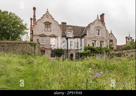 Esterno in selce dai timpani olandesi del maniero giacobino del 17th° secolo Wiveton Hall a Norfolk, Regno Unito Foto Stock