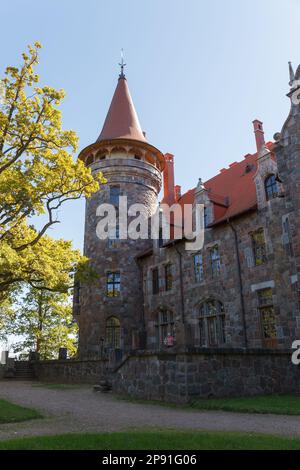 Cesvaine Palace. Il vecchio castello di pietra fuori. Un antico edificio in stile gotico, con tetto in tegole arancioni. Foto Stock