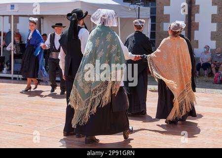 Morlaix, Francia - 18 2021 luglio: Gruppo di ballerini bretoni in costume tradizionale Foto Stock