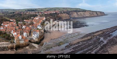 robin hoods bay vicino a whitby nord yorkshire vista panoramica elevata giorno di sole bassa marea Foto Stock