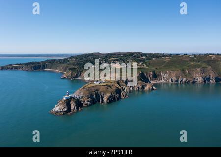 Howth, co. Dublino / Irlanda - Settembre 2020 : veduta aerea del faro di Baily su Howth Head. Intera penisola di Howth visibile nella cornice. Foto Stock