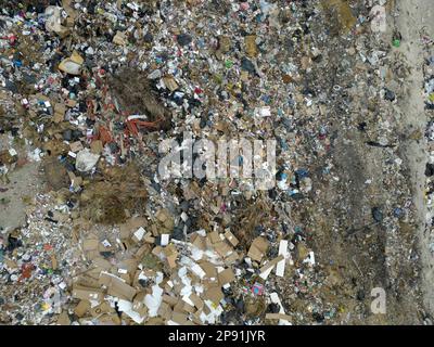 A Drone Aerial vista dall'alto grande cumulo di rifiuti, cumulo di rifiuti in discarica di rifiuti o rifiuti di montagna in discarica Foto Stock