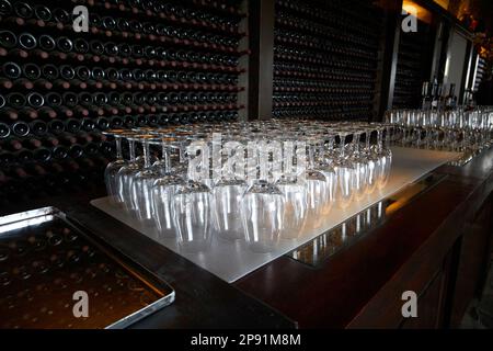 I calici sono allestiti per una degustazione di vini come parte di un tour della enoteca a Bodegas rubicon nella regione vinicola di la geria Lanzarote, Isole Canarie, S. Foto Stock