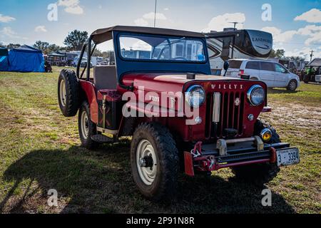 Fort Meade, FL - 26 febbraio 2022: Vista frontale d'angolo in prospettiva alta di una Jeep CJ-3B di Willys del 1959 ad una fiera automobilistica locale. Foto Stock