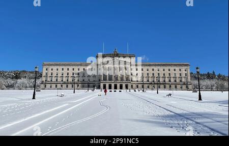 Neve vista nella tenuta di Stormont a Belfast, Irlanda del Nord, come Gregory Campbell DUP MP ha detto che consiglierebbe ai colleghi del partito di opporsi al nuovo accordo sulla Brexit sul commercio dell’Irlanda del Nord se non si è garantita una nuova circolazione. L'onorevole Campbell e altri esponenti di alto livello, tra cui Sammy Wilson, Ian Paisley e Lord Dodds, hanno tutti espresso preoccupazione per l'accordo tra Regno Unito e Unione europea. Data immagine: Venerdì 10 marzo 2023. Foto Stock