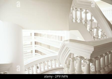 Astratto stile classico generico architettura sfondo bianco con uno spazio di copia. Bella balaustra su scale e balcone in un edificio barocco Foto Stock